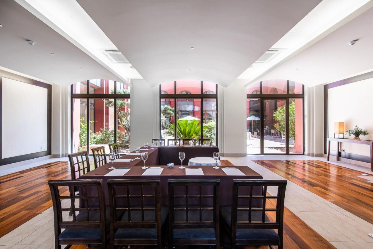 Un gran comedor con mesa y sillas. en Intelier Airén, en Alcázar de San Juan
