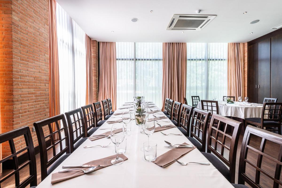 Un restaurante o sitio para comer en Intelier Airén