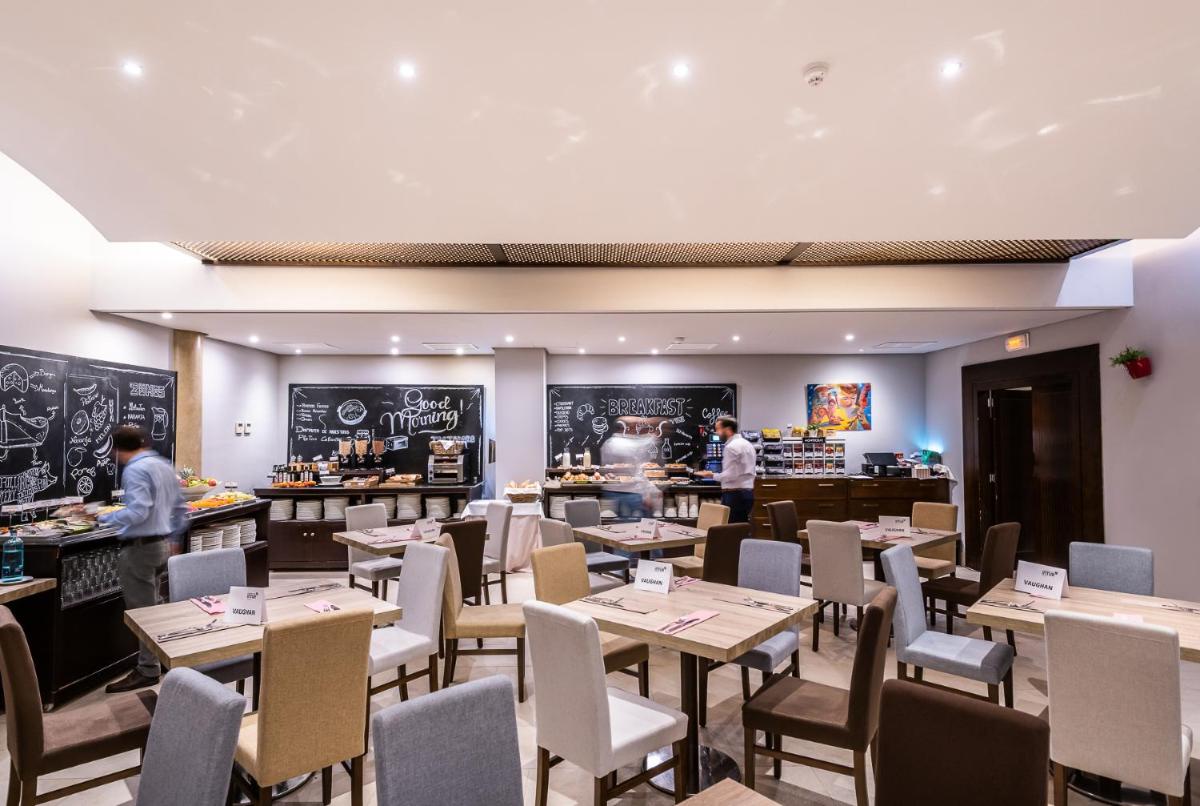 Un restaurante o sitio para comer en Intelier Airén
