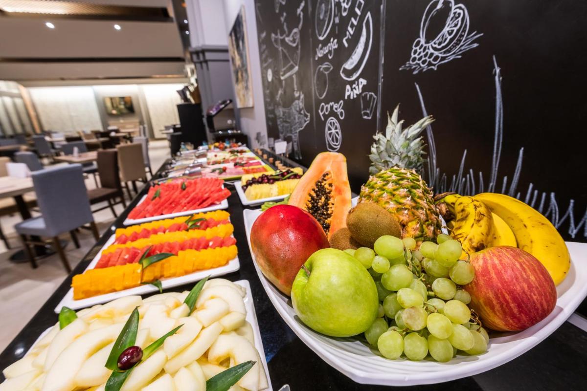 Comida en o cerca de este hotel