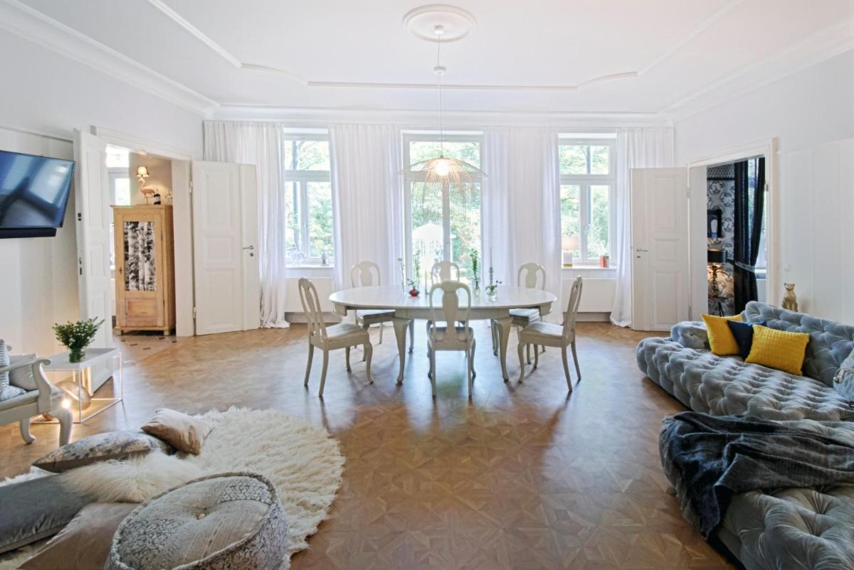 ein Wohnzimmer mit Tisch und Couch in der Unterkunft Cora Apartments in Leipzig