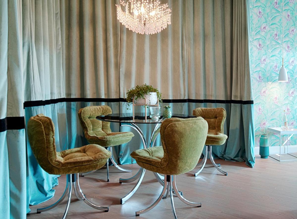 Ein Sitzbereich in der Unterkunft Cora Apartments