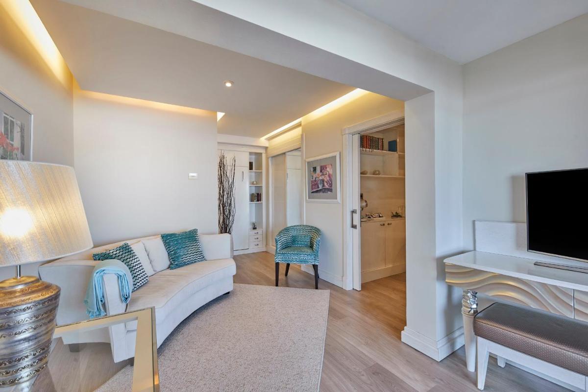 Una televisión o centro de entretenimiento en Boutiquehotel El Coto