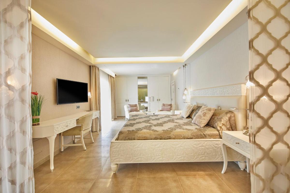 Una televisión o centro de entretenimiento en Boutiquehotel El Coto