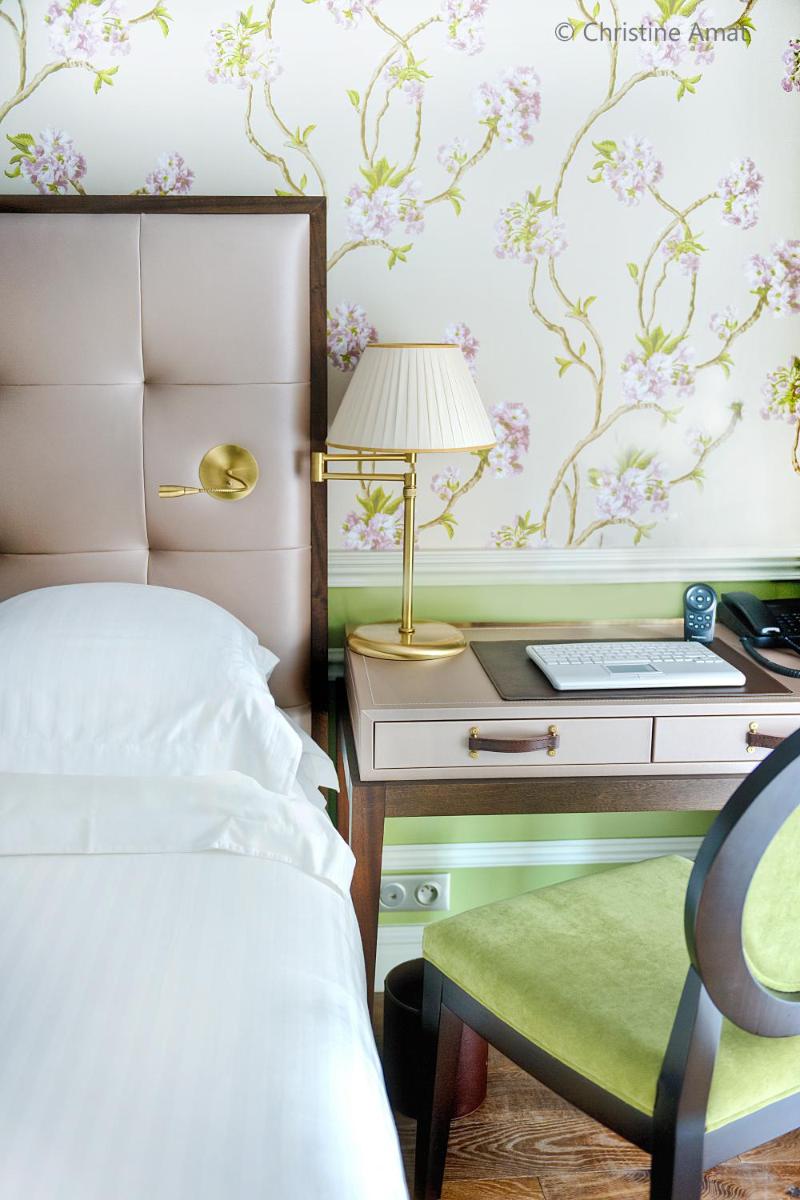 Un ou plusieurs lits dans un hébergement de l'établissement Hôtel de Sèze & Spa Bordeaux Centre