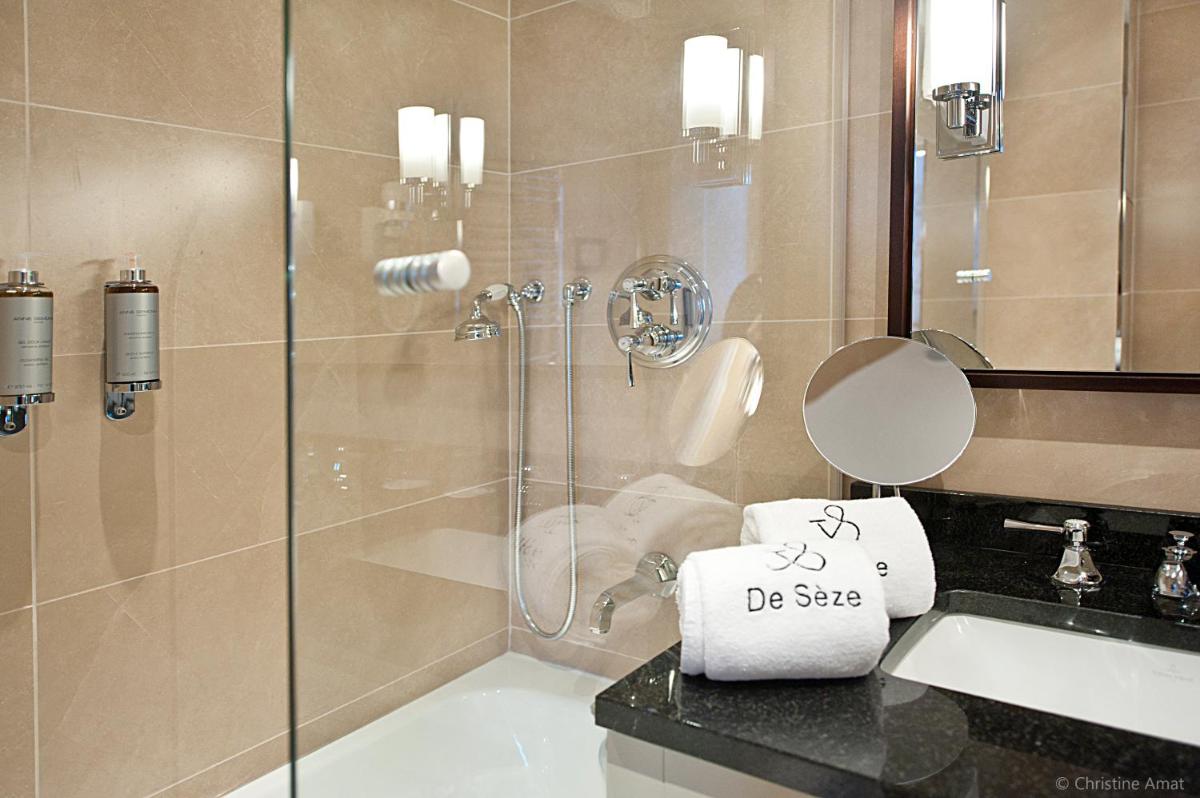 Salle de bains dans l'établissement Hôtel de Sèze & Spa Bordeaux Centre