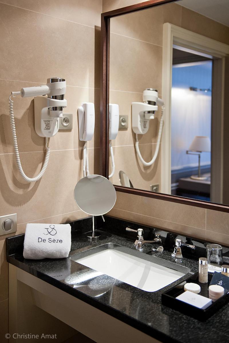Salle de bains dans l'établissement Hôtel de Sèze & Spa Bordeaux Centre