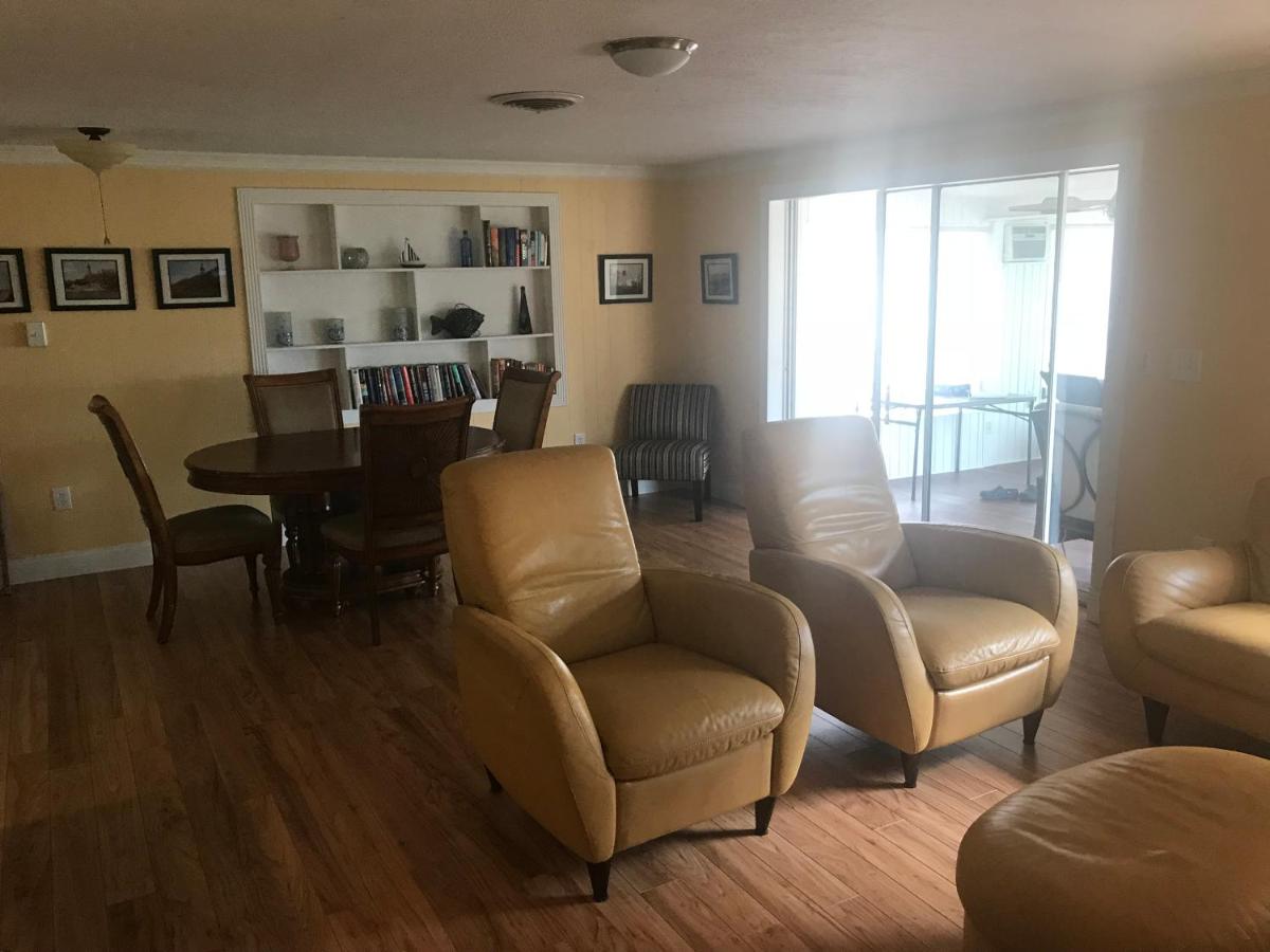 1711 Manatee Drive (Beautiful Lake House) - Housity