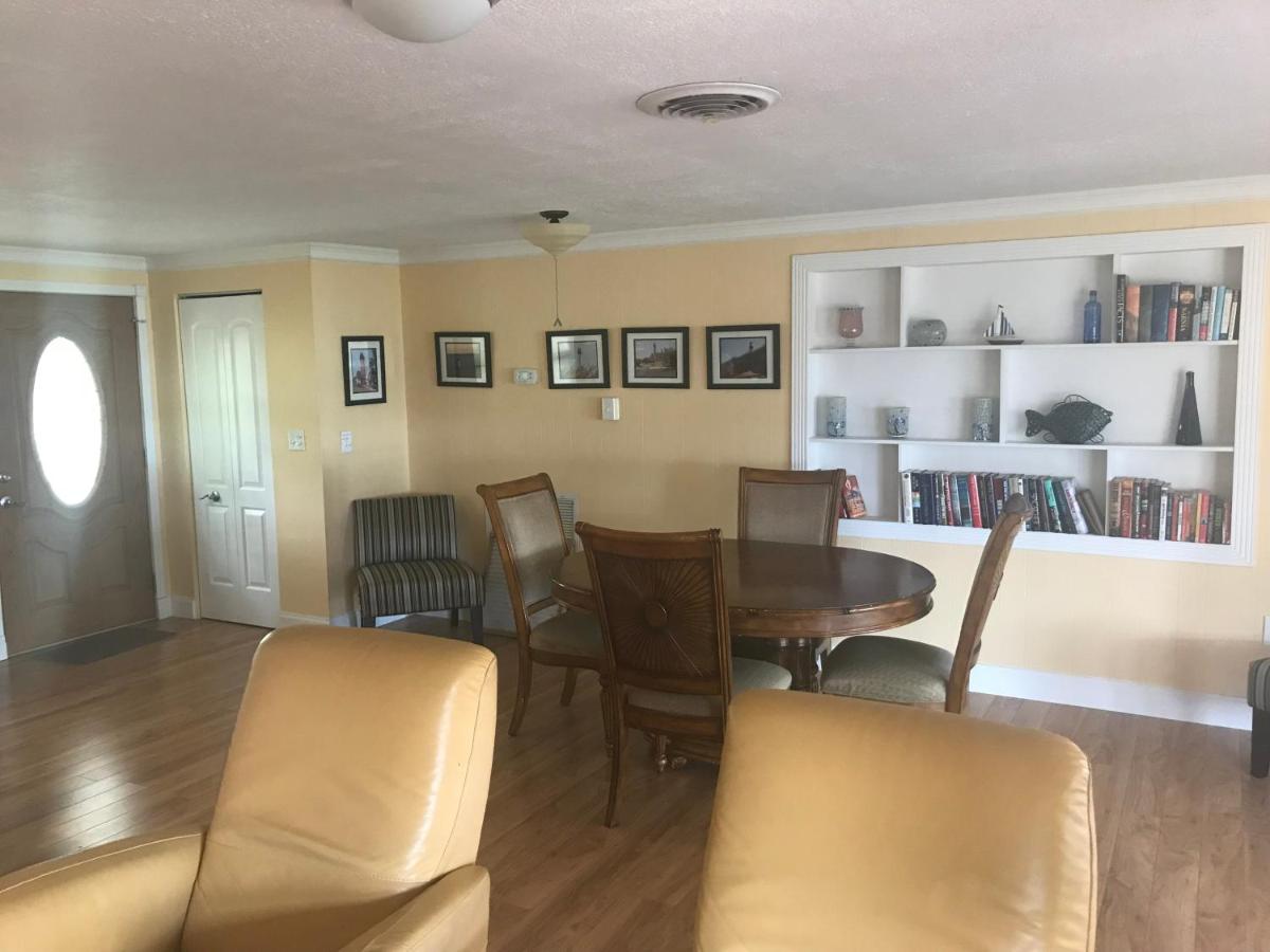1711 Manatee Drive (Beautiful Lake House) - Housity