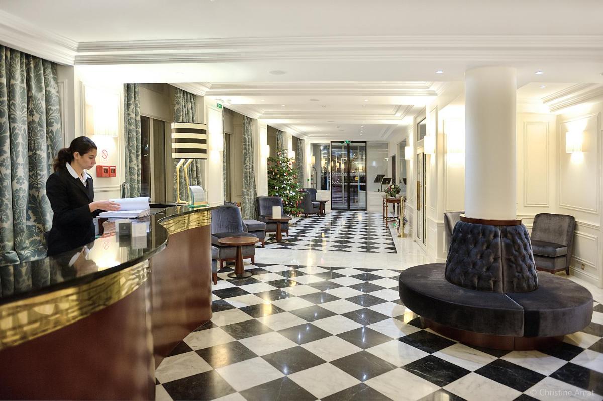 une femme debout au comptoir dans le hall de l'hôtel dans l'établissement Hôtel de Sèze & Spa Bordeaux Centre, à Bordeaux
