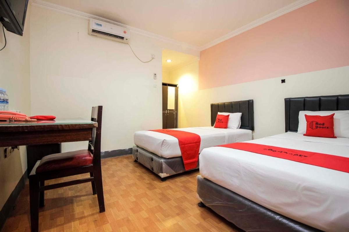 RedDoorz near Bethesda Manado - Hizvo
