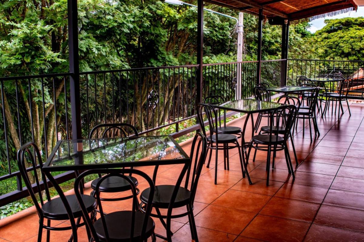 Melrost Airport Bed & Breakfast - Housity
