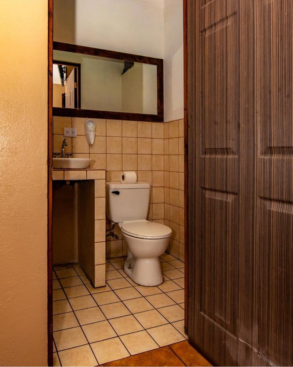 Melrost Airport Bed & Breakfast - Housity