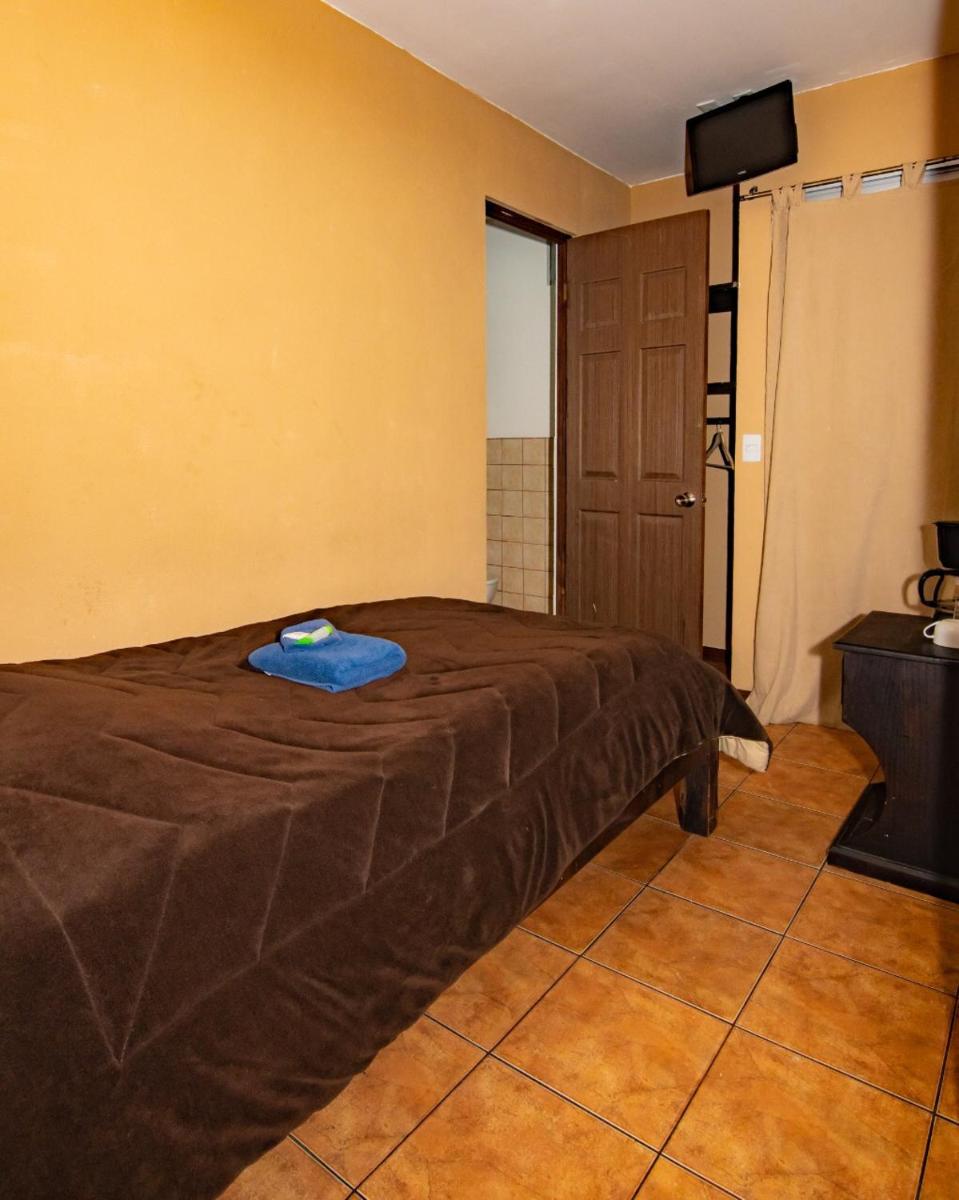 Melrost Airport Bed & Breakfast - Housity