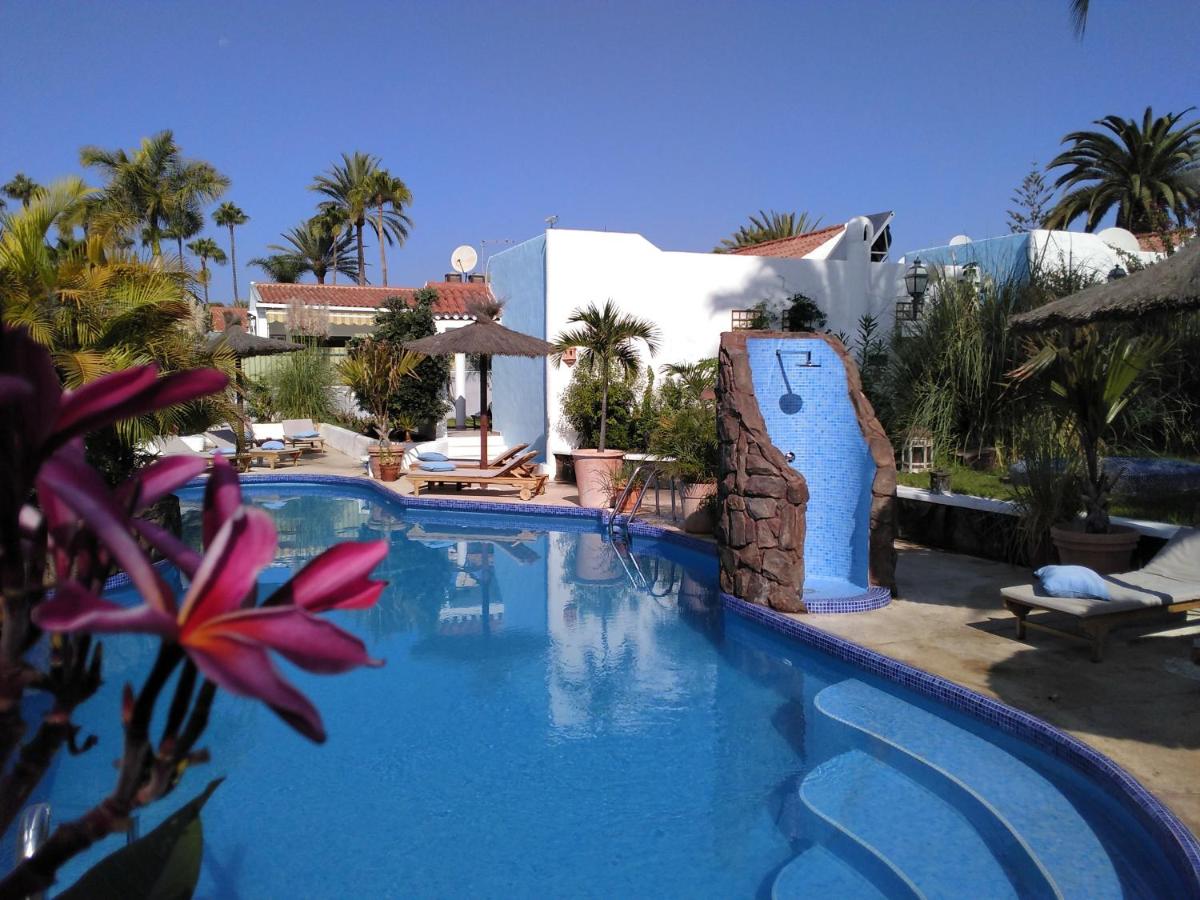 una piscina frente a un resort en Birdcage Gay Men Resort and Lifestyle Hotel, en Playa del Inglés