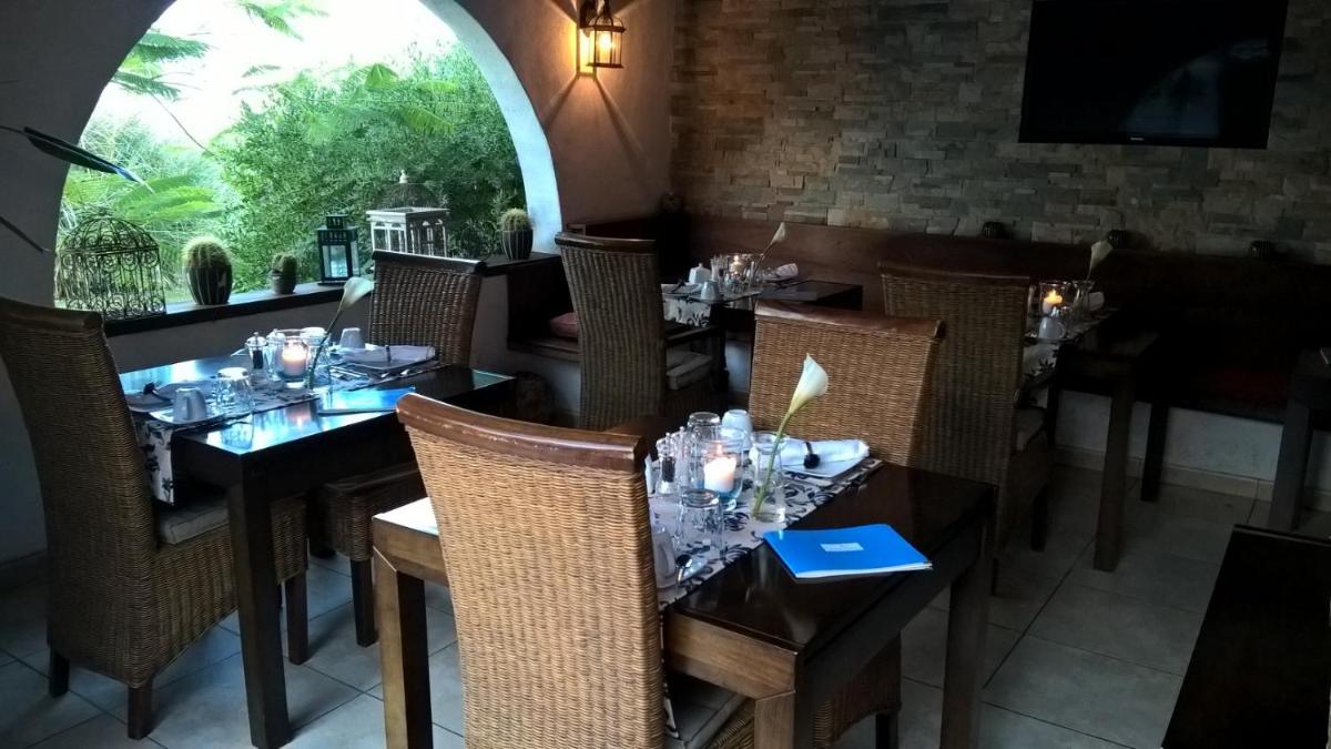 Un restaurante o sitio para comer en Birdcage Gay Men Resort and Lifestyle Hotel