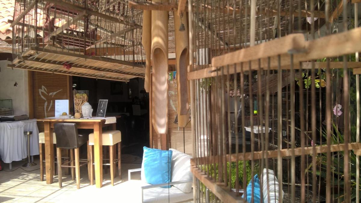 Un restaurante o sitio para comer en Birdcage Gay Men Resort and Lifestyle Hotel