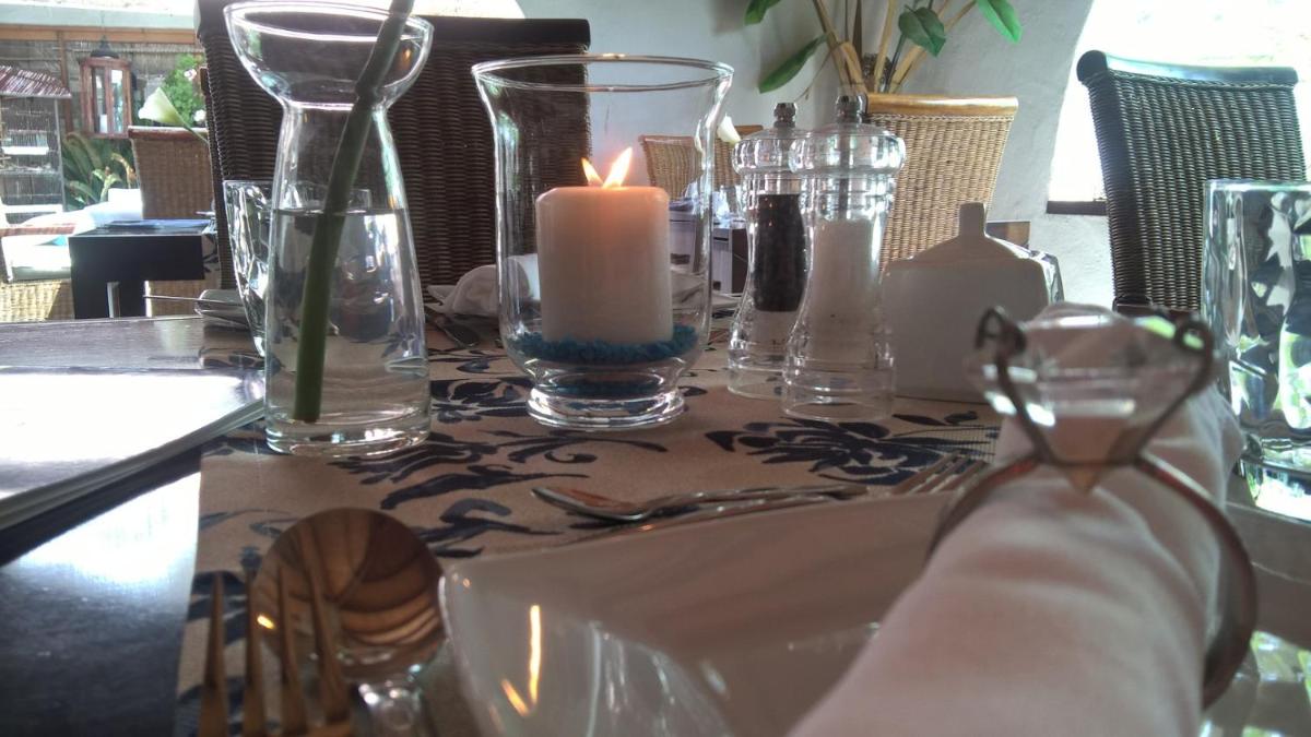 Un restaurante o sitio para comer en Birdcage Gay Men Resort and Lifestyle Hotel