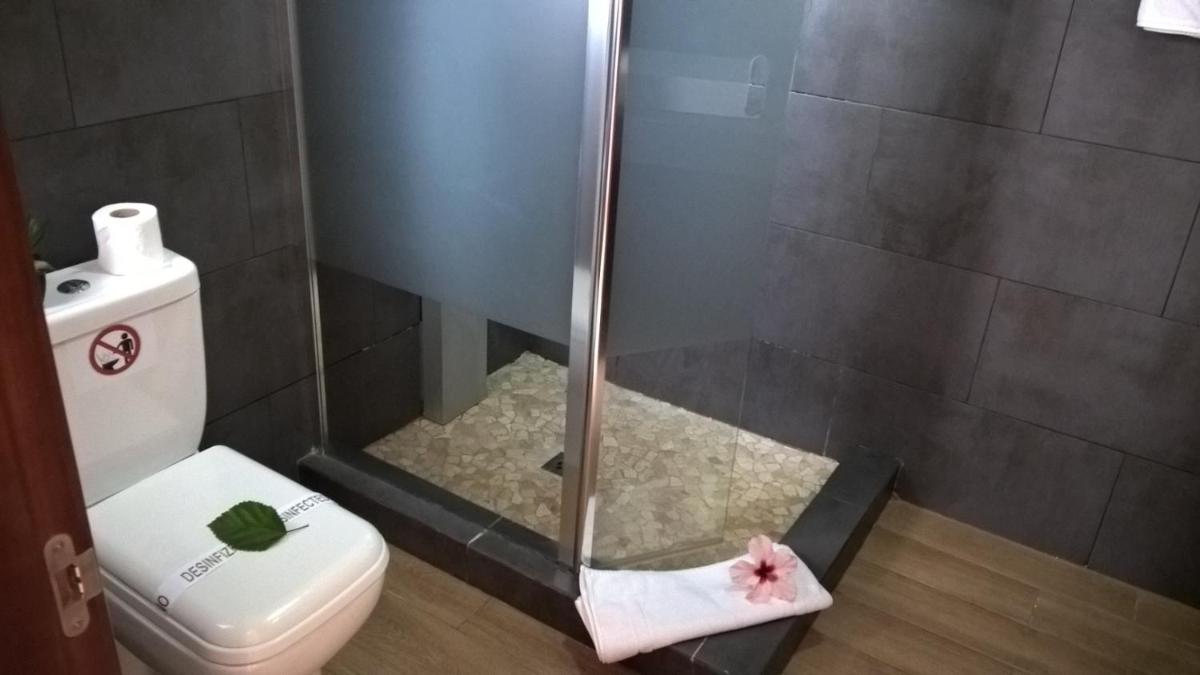 Un baño de Birdcage Gay Men Resort and Lifestyle Hotel