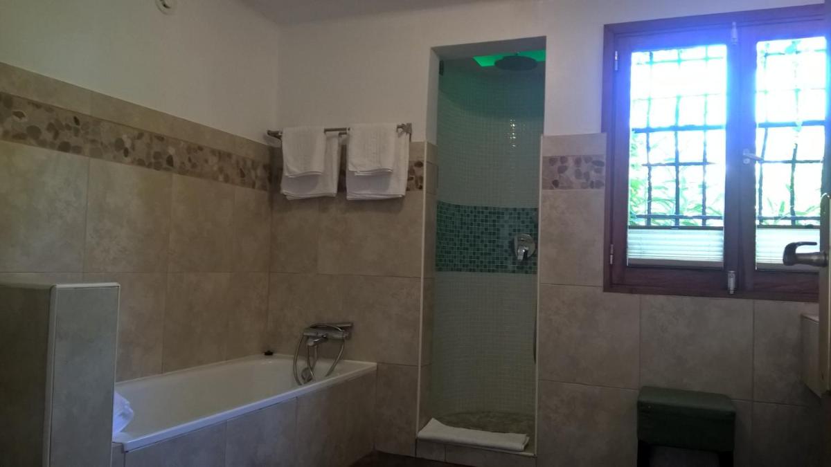 Un baño de Birdcage Gay Men Resort and Lifestyle Hotel