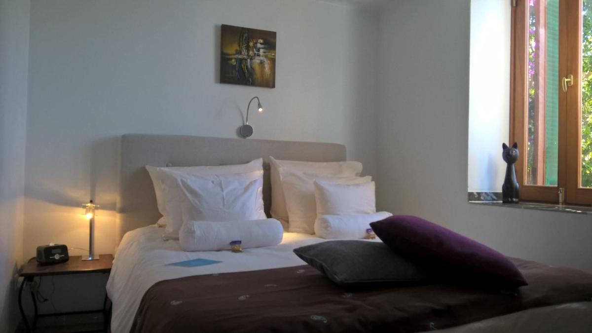 Cama o camas de una habitación en Birdcage Gay Men Resort and Lifestyle Hotel