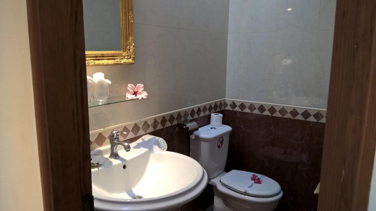 Un baño de Birdcage Gay Men Resort and Lifestyle Hotel