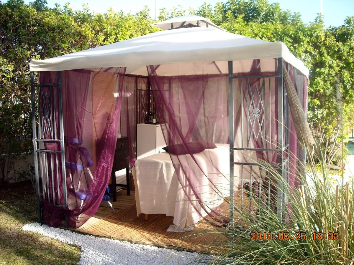 Jardín al aire libre en Birdcage Gay Men Resort and Lifestyle Hotel