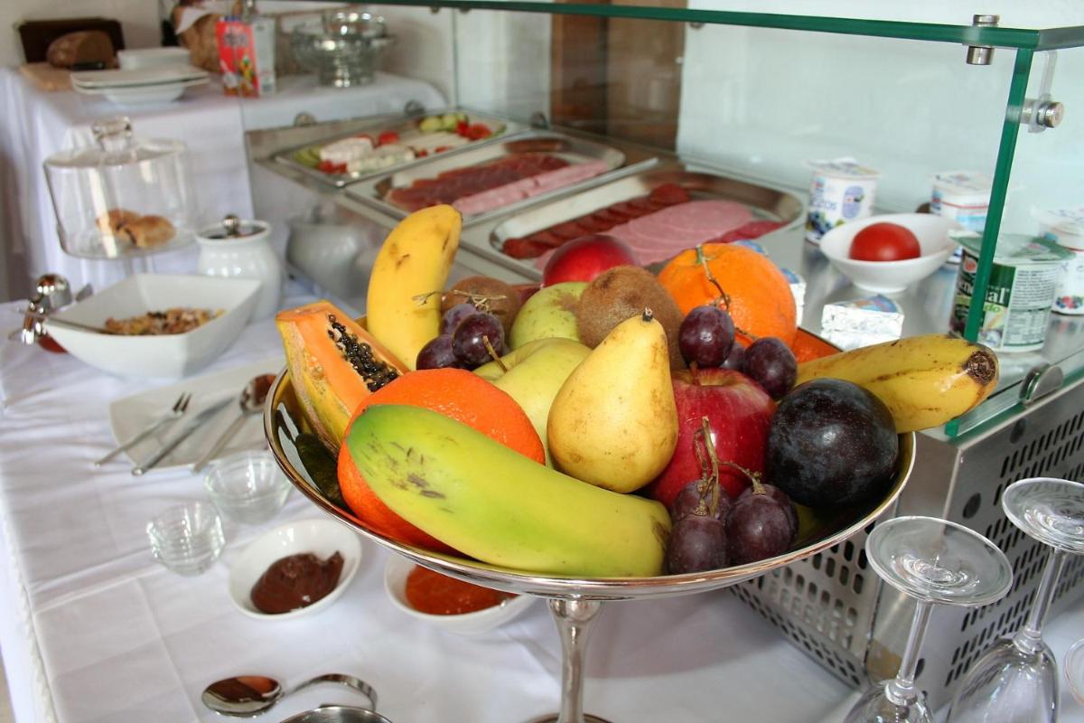 Comida en o cerca de este resort