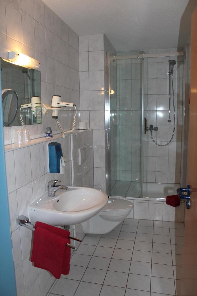 Hotel zum Goldenen Wagen - Housity