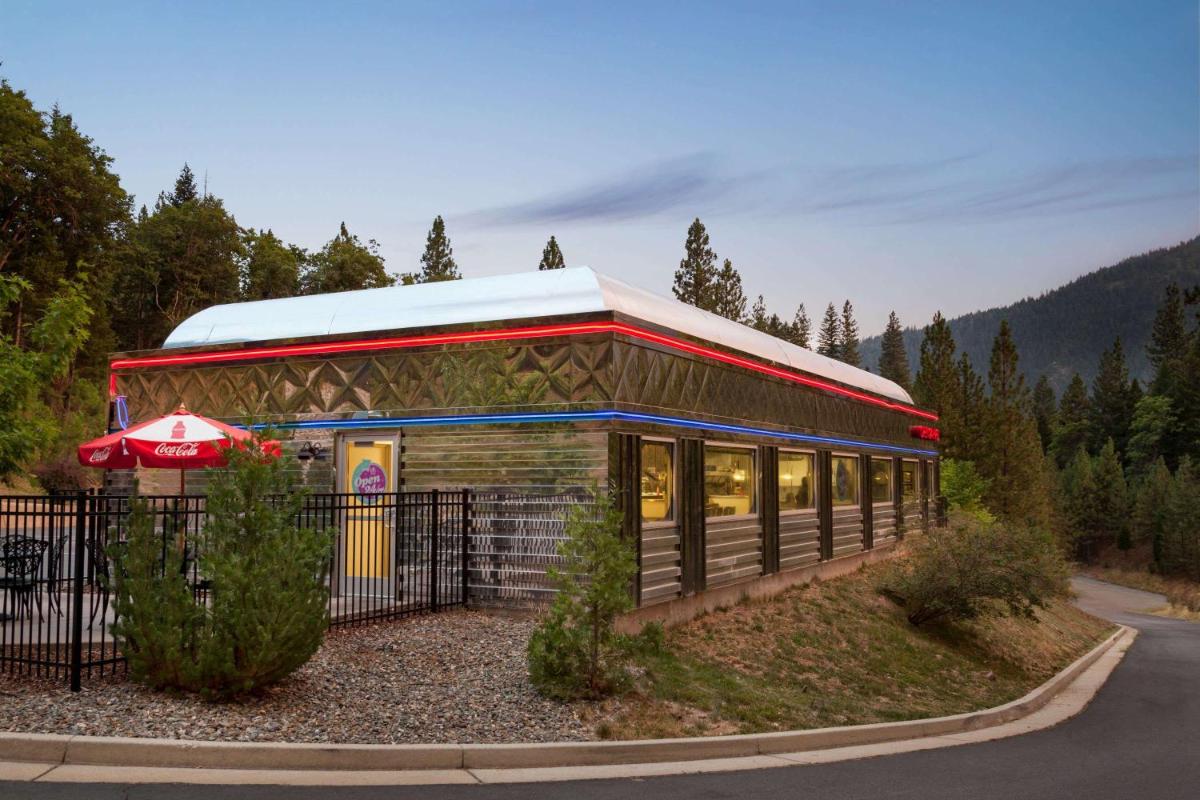 Travelodge by Wyndham Dunsmuir - Housity
