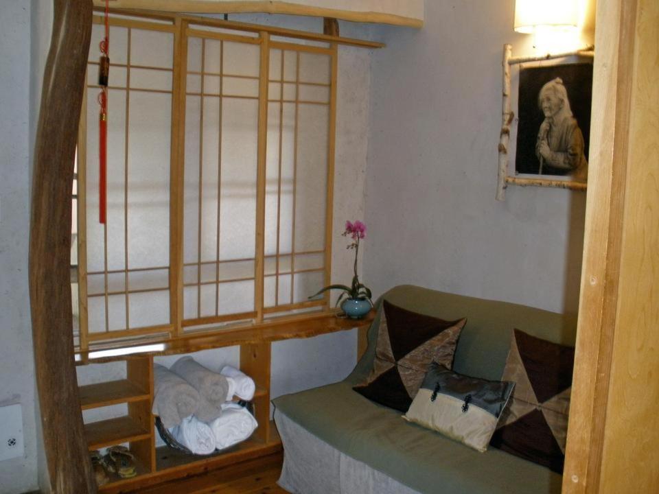 Les Artistes Inn - Housity