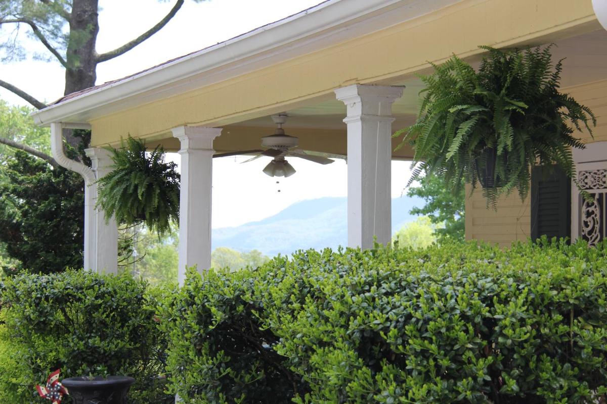 The Yellow House on Plott Creek - Housity