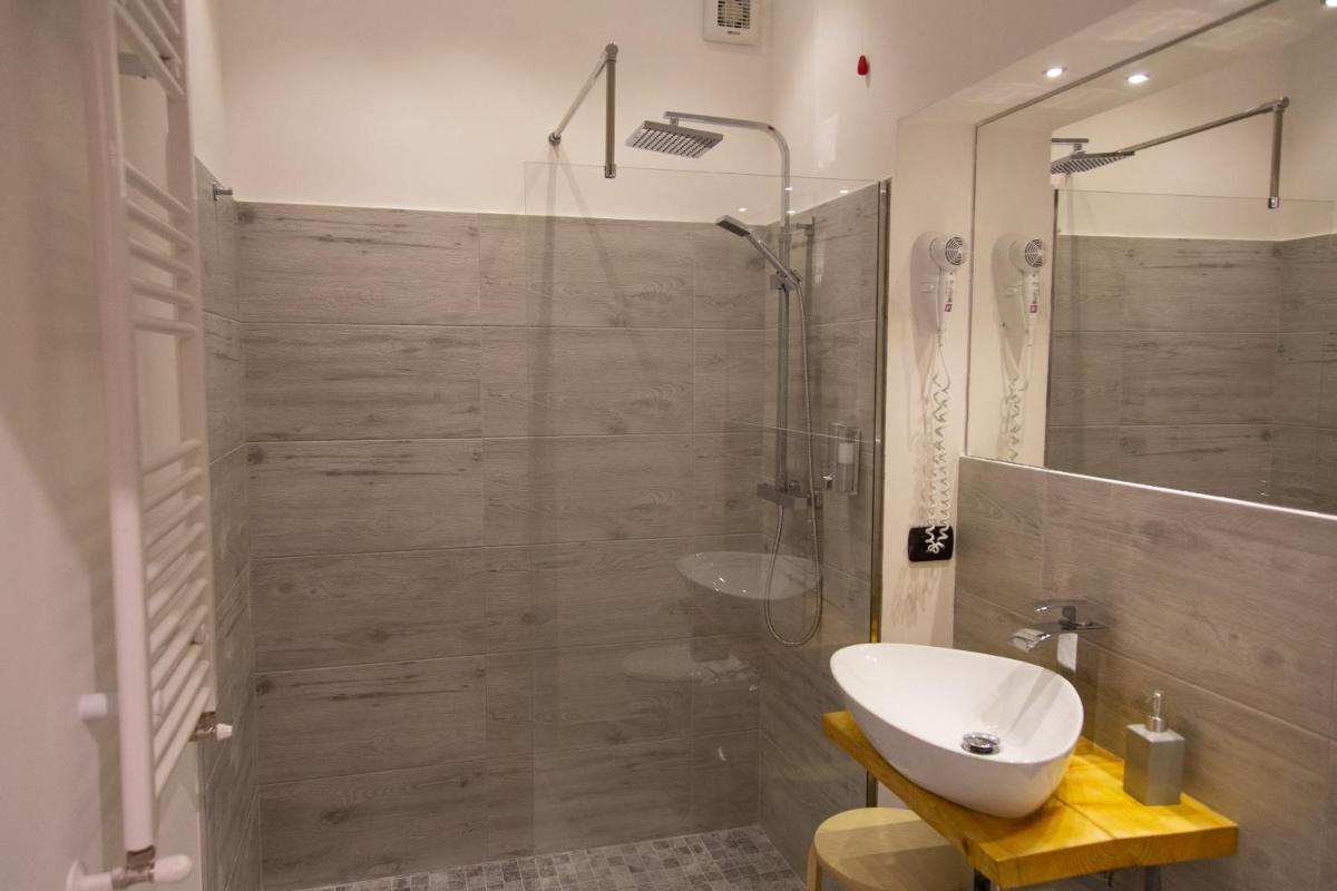 UP&B Rooms Catania - Housity