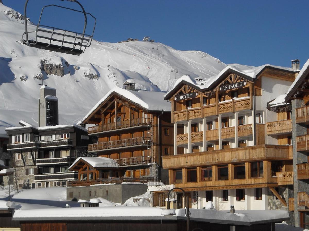 un lodge de ski en face d'une montagne enneigée dans l'établissement Le Paquis, à Tignes