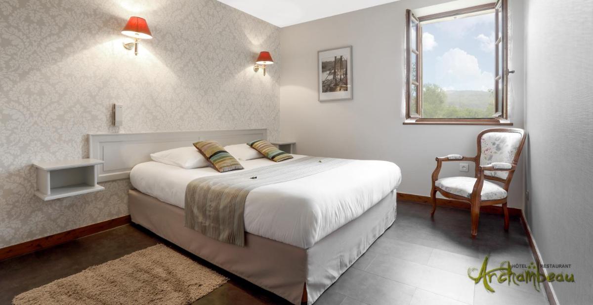 Un ou plusieurs lits dans un hébergement de l'établissement Logis Hotel Archambeau