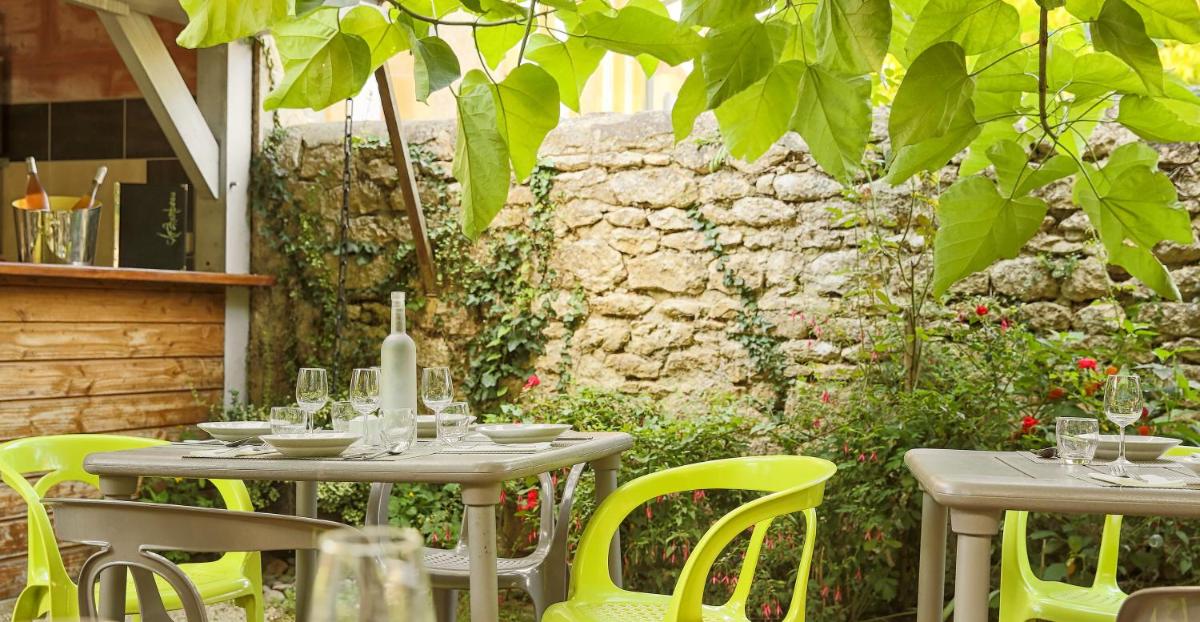 Jardin de l'établissement Logis Hotel Archambeau
