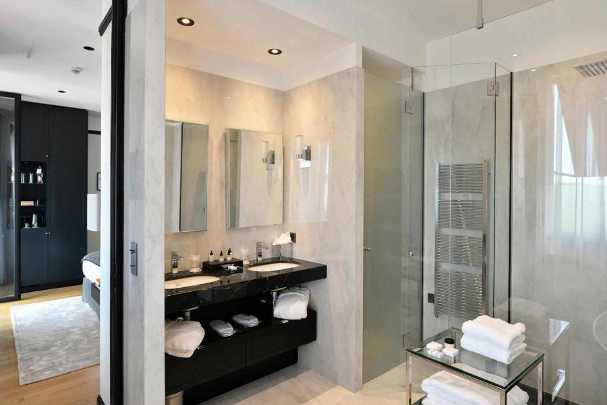 Salle de bains dans l'établissement Hôtel Restaurant le Touring - Teritoria