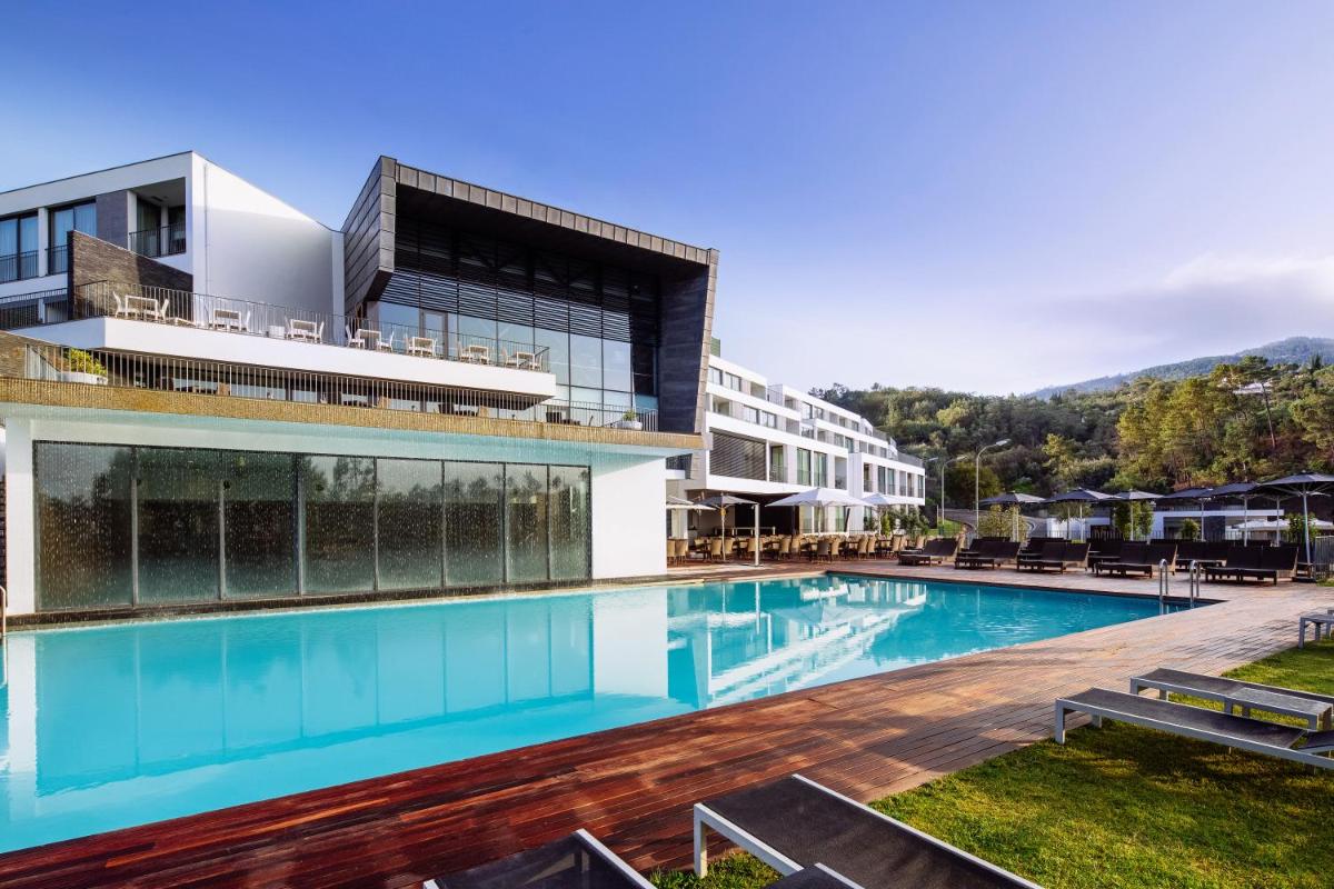 uma piscina em frente a um prédio em Monchique Resort & Spa em Monchique
