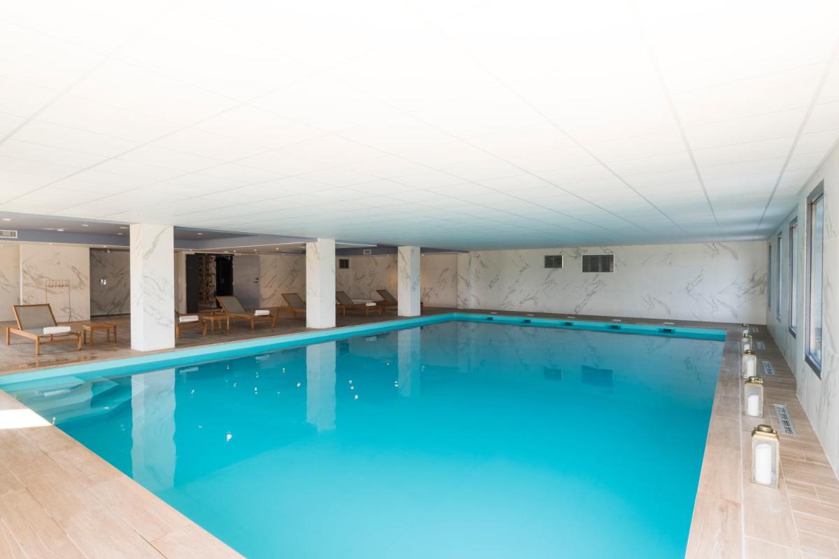 Piscine de l'établissement Mercure Hotel & Spa Bastia Biguglia ou située à proximité
