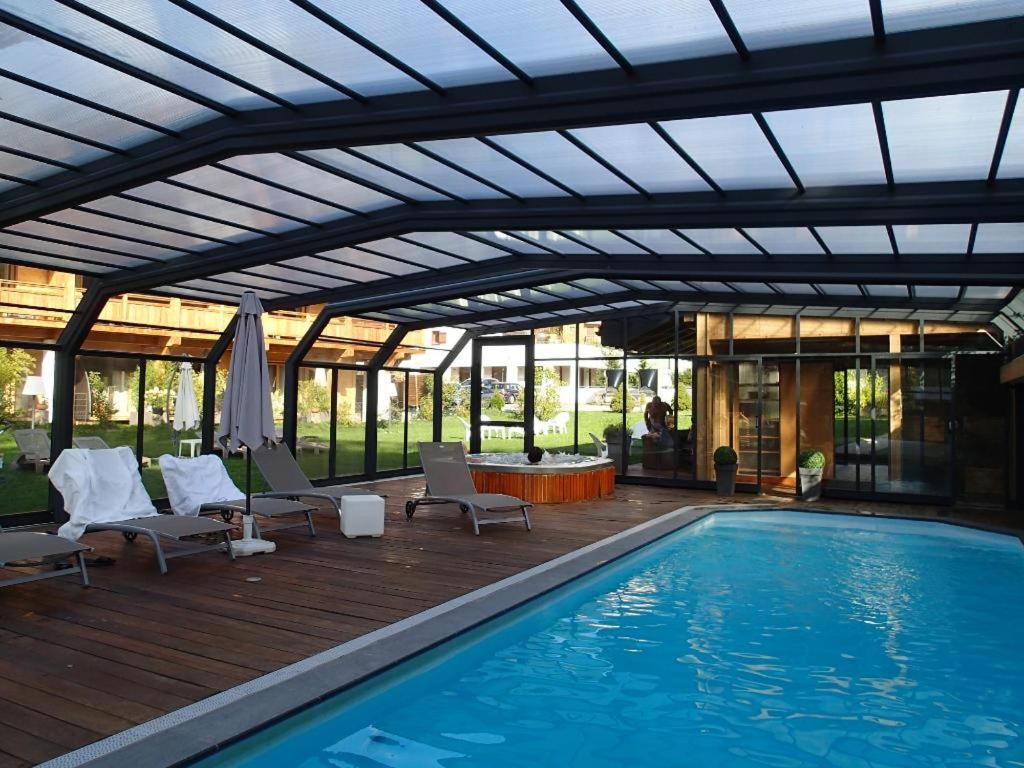 Piscine de l'établissement Logis Hotel Gai Soleil ou située à proximité