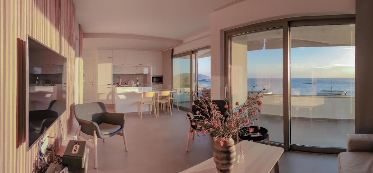 Suitetrails - Best Seaview Attica