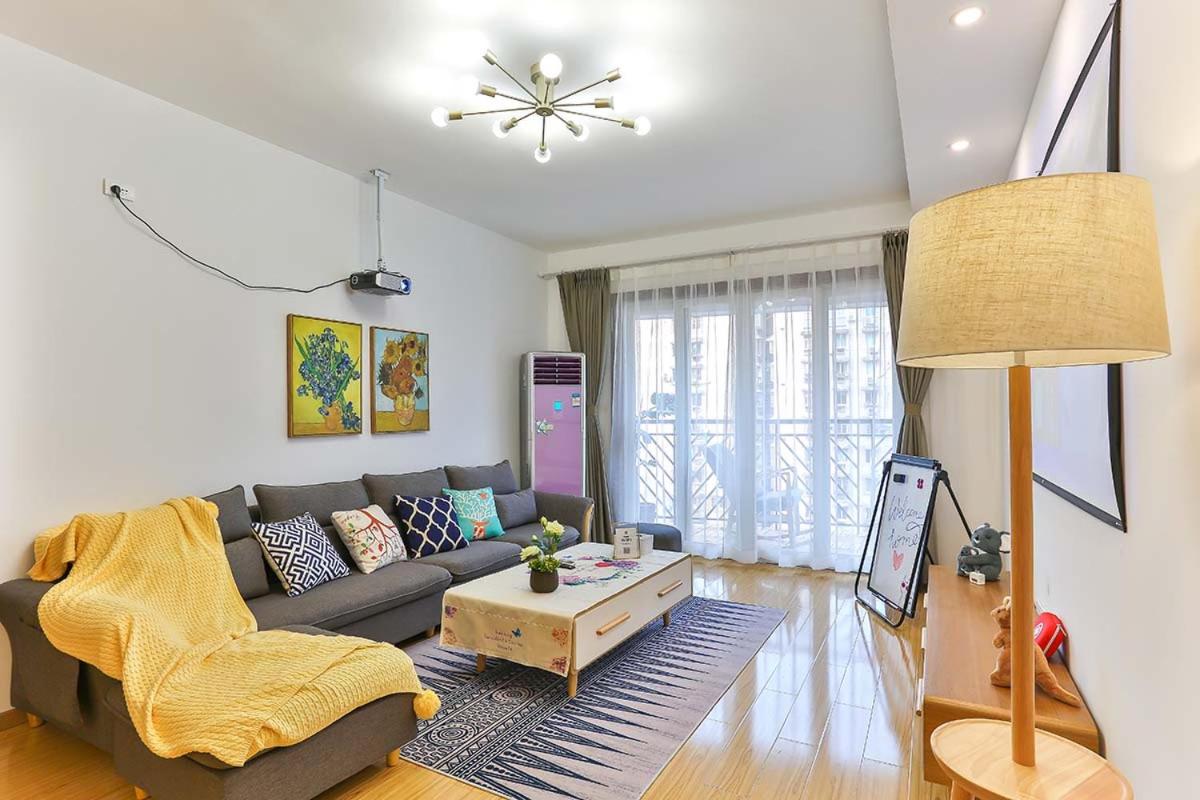 Chongqing Yuzhong·HongYaDong· Locals Apartment 00171430 - Housity