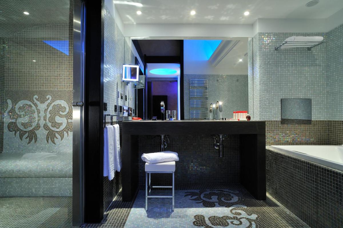 Salle de bains dans l'établissement Le Lana