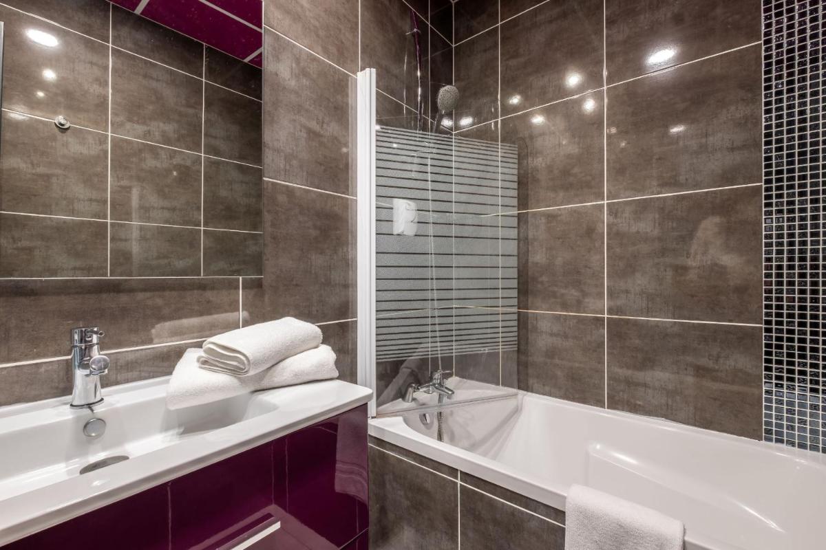 Salle de bains dans l'établissement Grand Hôtel du Luxembourg & Spa