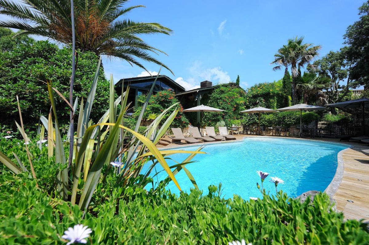 Piscine de l'établissement Lodge de Charme A Cheda ou située à proximité