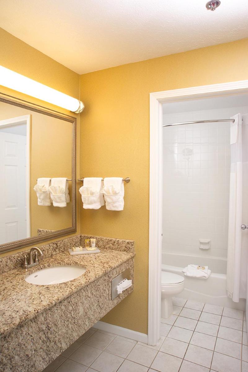 Ivy Court Inn and Suites - Housity