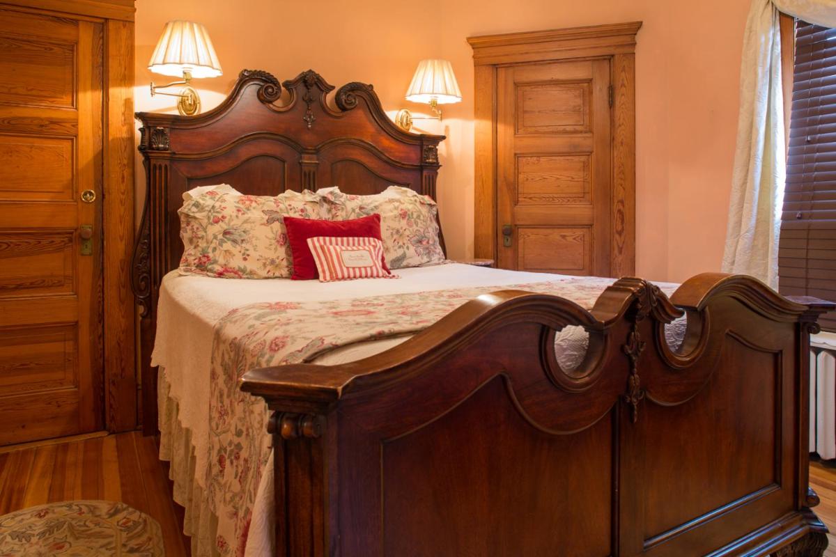 The Lion and the Rose Bed and Breakfast - Housity