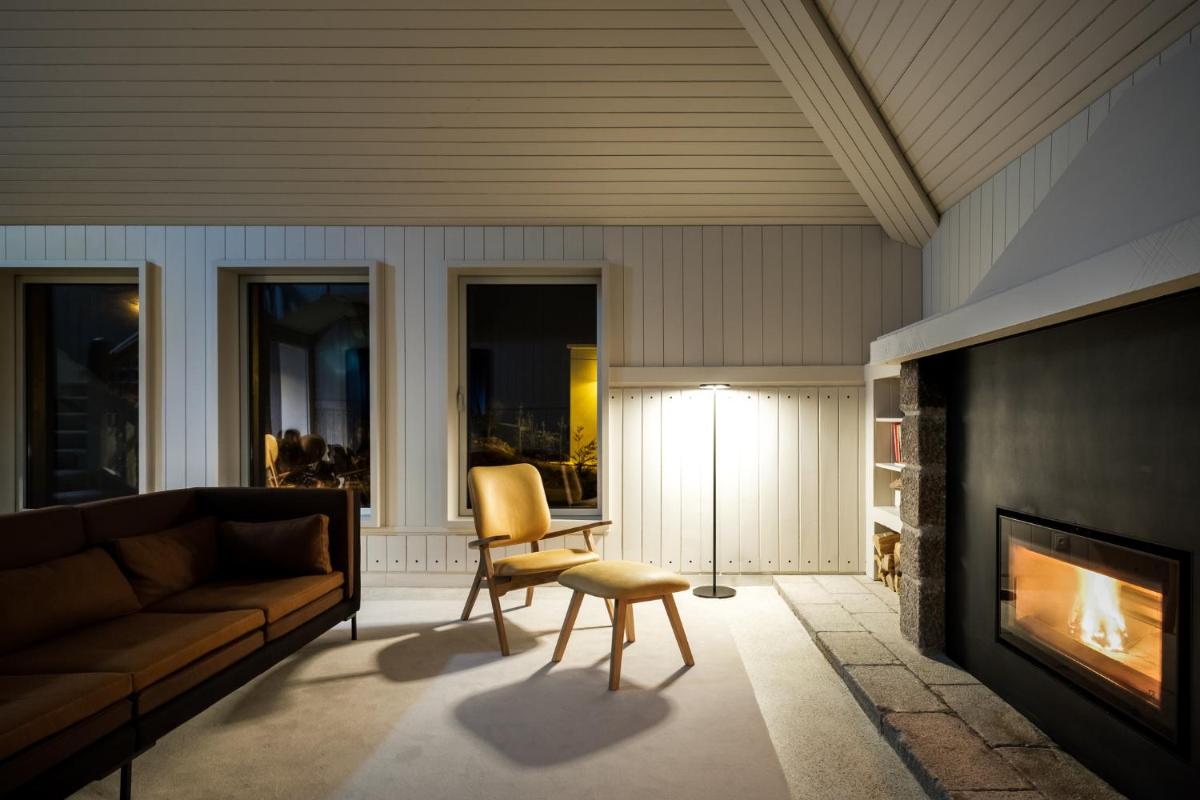 uma sala de estar com um sofá e uma lareira em Casa de São Lourenço - Burel Panorama Hotel - member of Design Hotels em Manteigas