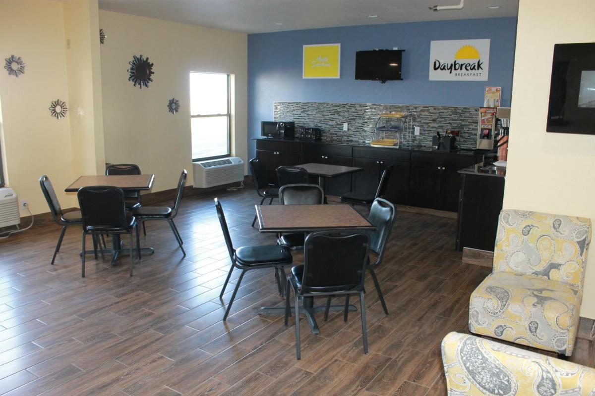 Days Inn by Wyndham Walcott Davenport - Housity