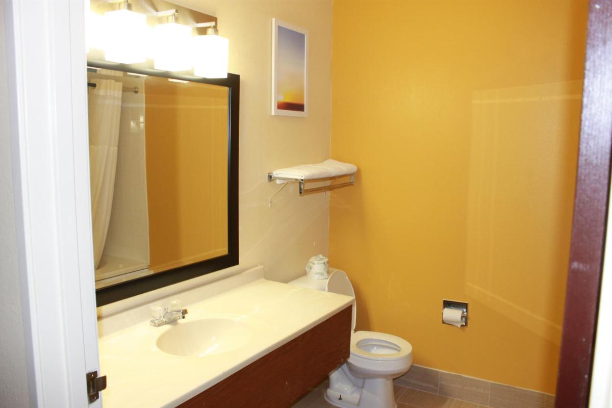 Days Inn by Wyndham Walcott Davenport - Housity